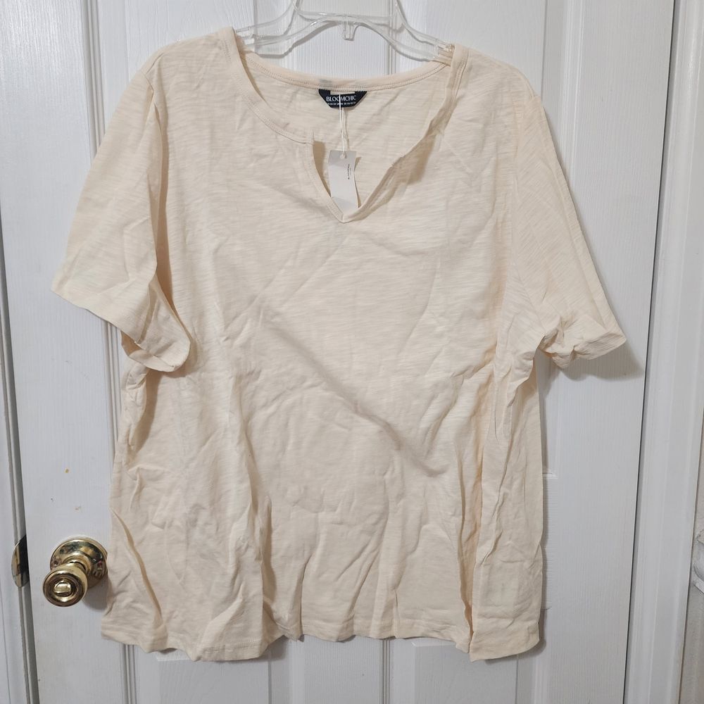 BloomChic Short Sleeve Beige Tee Size 3x NWT